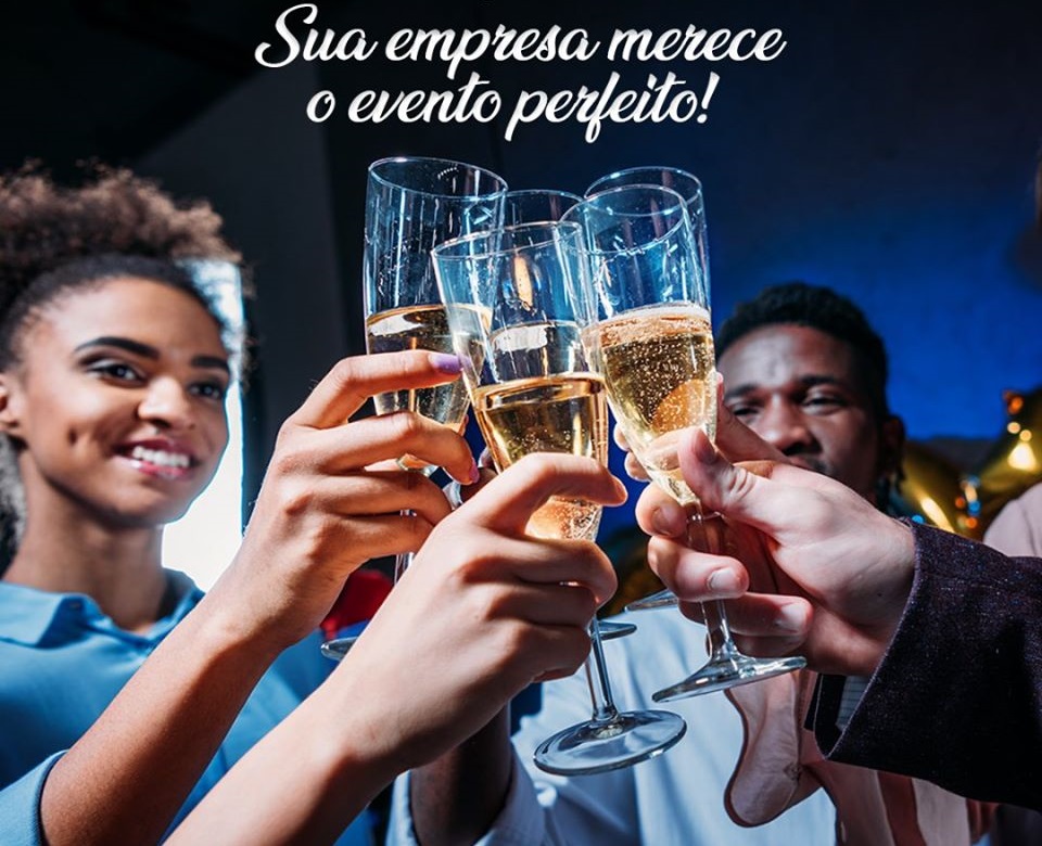 Equipe brindando na confraternização de fim de ano